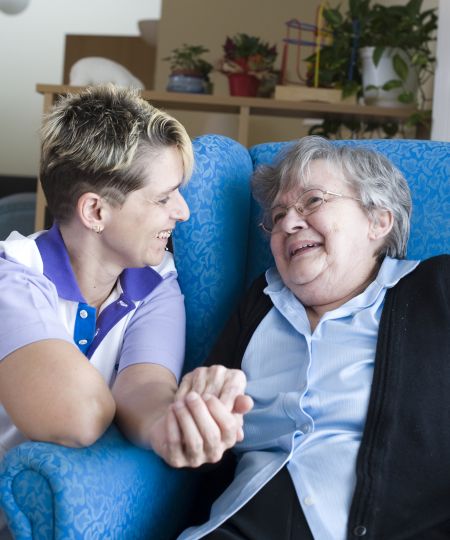 Altenpflegerin im Gespräch mit alter Dame
